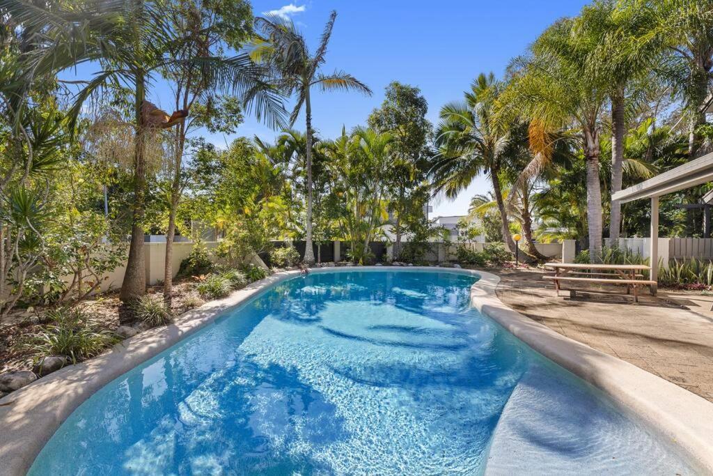 Stylish Townhouse, Private Courtyard Walk To Beach Noosaville Eksteriør bilde