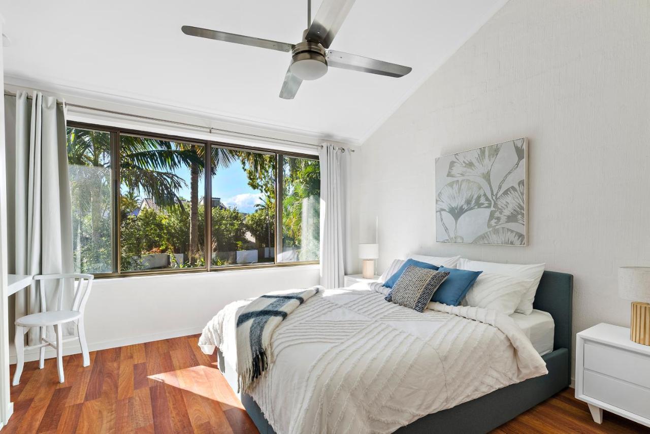 Stylish Townhouse, Private Courtyard Walk To Beach Noosaville Eksteriør bilde