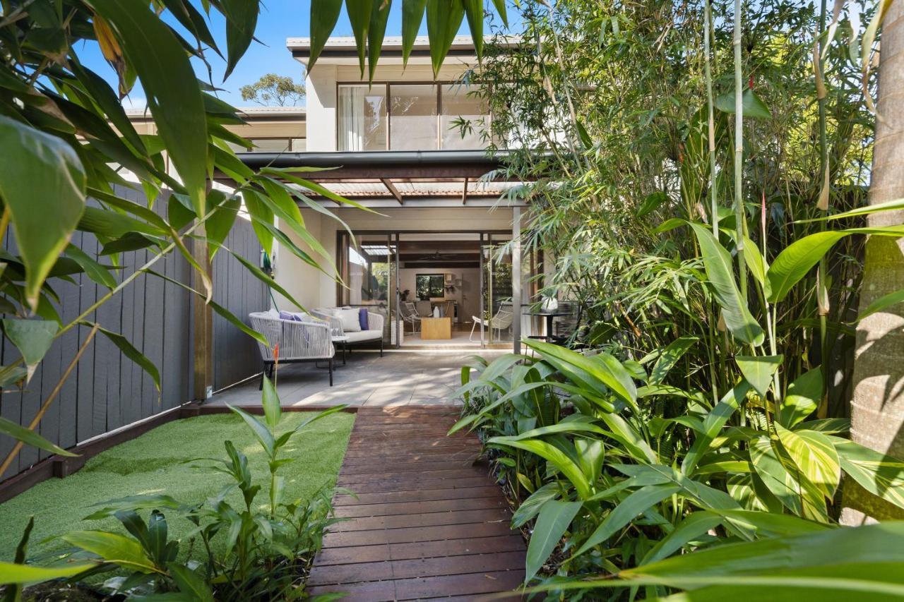 Stylish Townhouse, Private Courtyard Walk To Beach Noosaville Eksteriør bilde