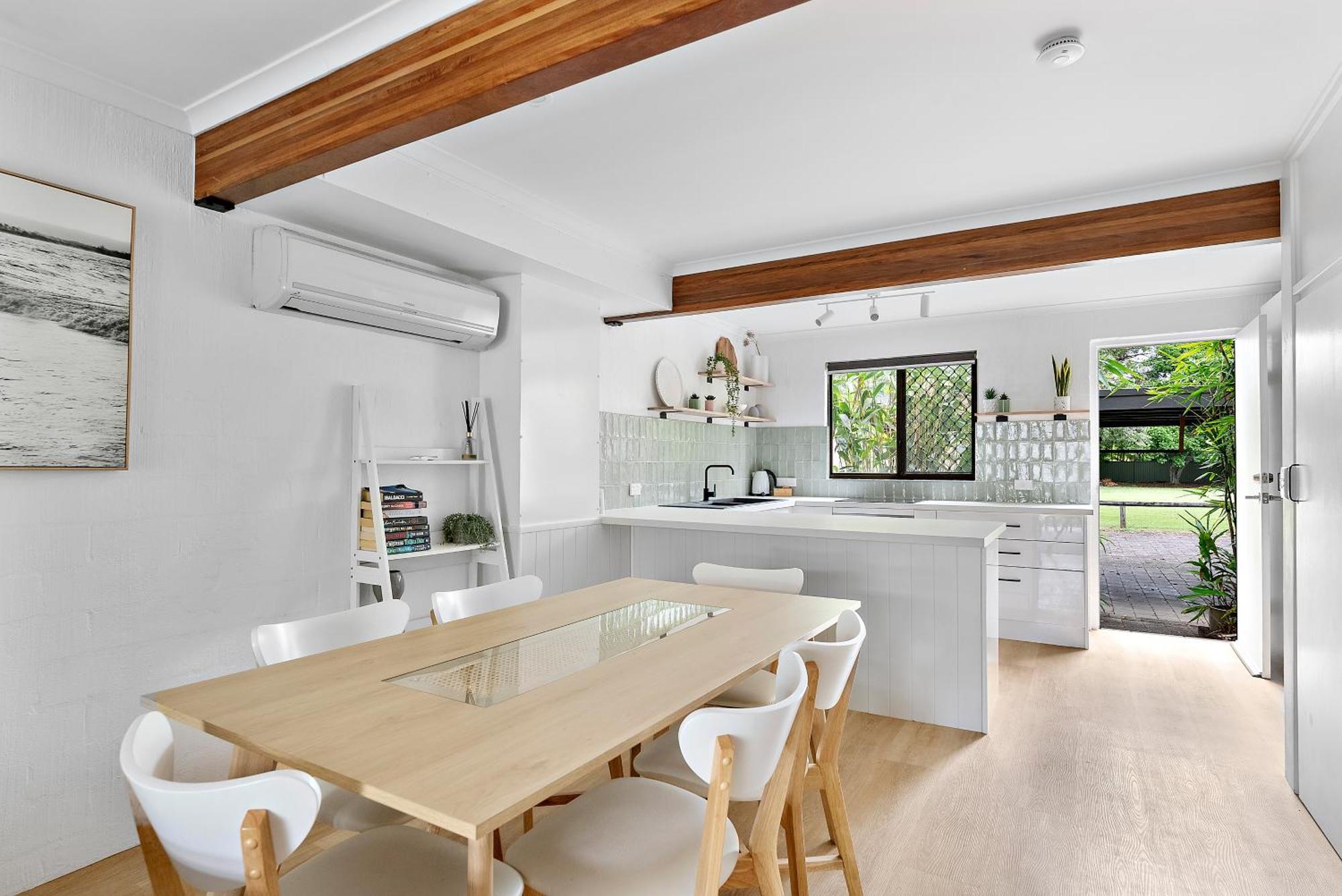 Stylish Townhouse, Private Courtyard Walk To Beach Noosaville Eksteriør bilde